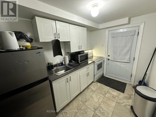 Building Photo - 2372 Wildwood Crescent