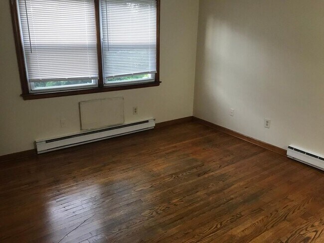 Building Photo - Immediately available 1 Bedroom for 725