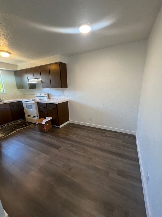 Foto del edificio - 2-Bedroom 1-Bathroom Duplex close in Sprin...
