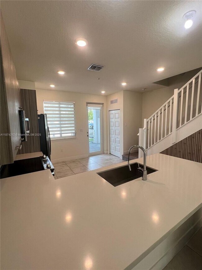 Foto del edificio - 10295 NW 64th Terrace