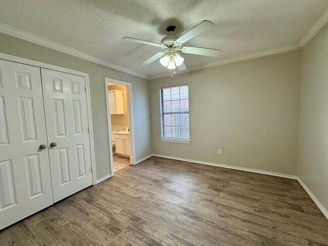 Foto del edificio - Duplex Available in North by Northwest!