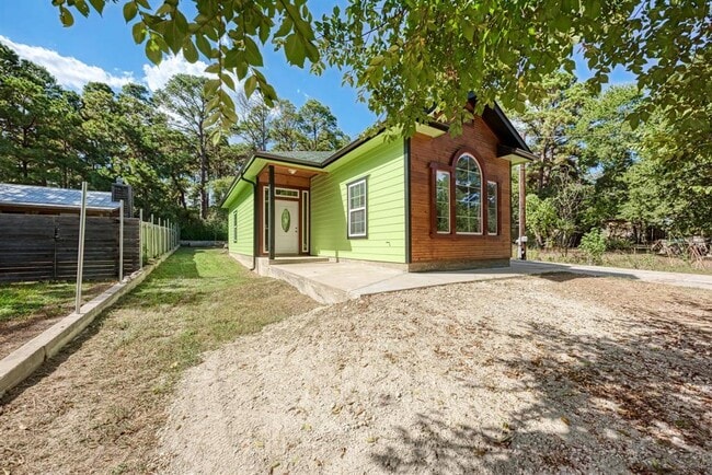 Building Photo - 124 Pinewood Dr