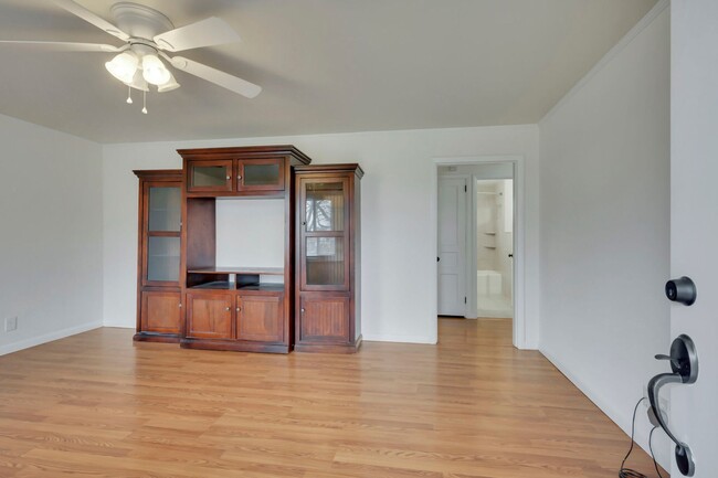 Building Photo - Freshly renovated 2 Bed 1 Bath in Clarksvi...