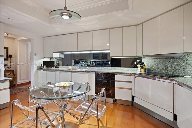 Foto del edificio - 445 Grand Bay Dr