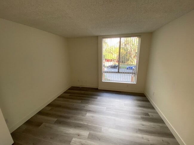 Foto del edificio - 3715 S Canfield Ave