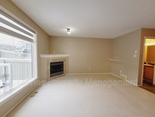 Photo du bâtiment - 380 Silver Berry Rd NW