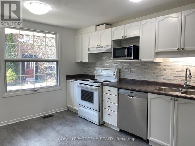 Photo du bâtiment - 2745 Baseline Rd