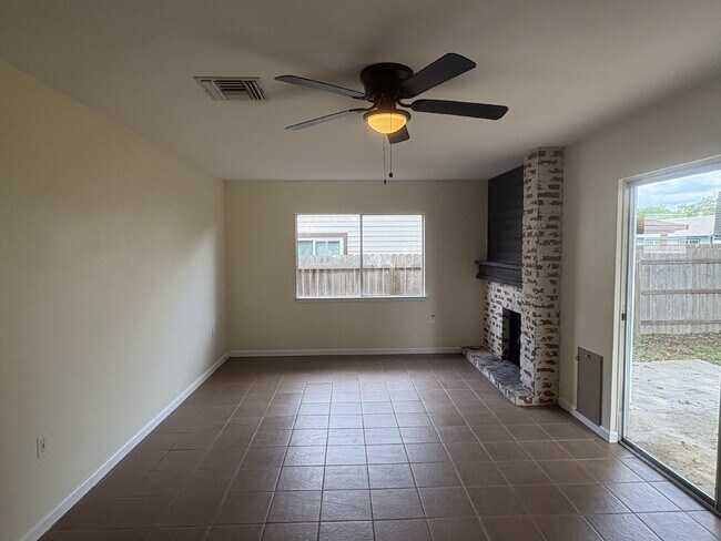 Foto del edificio - 3-Bed, 2 Baths, 2 Living Ares With Cozy Fireplace in San Antonio!"