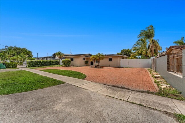 Foto del edificio - 7920 NW 171st St
