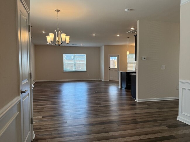 Building Photo - AMAZING LOCATION, Fantastic 4 Bed Home, In...