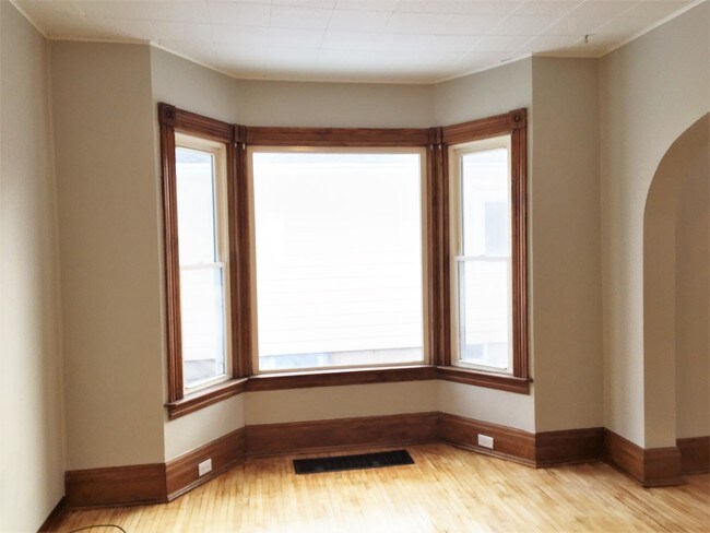 Foto del edificio - 624 Central Ave N