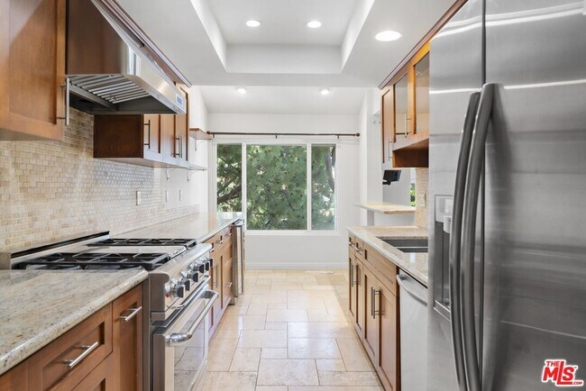 Foto del edificio - 17251 Palisades Cir