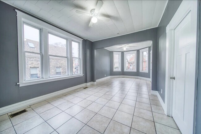 Foto del edificio - 2405 S Troy St