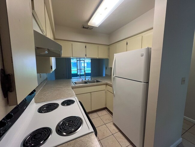 Building Photo - 2BR/1.5 Townhouse in Conveniently Located ...