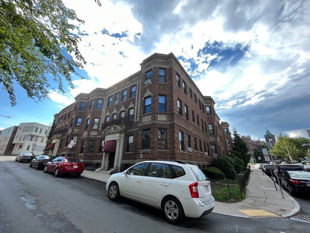 Primary Photo - 39 Glenville Ave