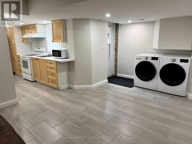 Photo du bâtiment - 153 Queens Dr