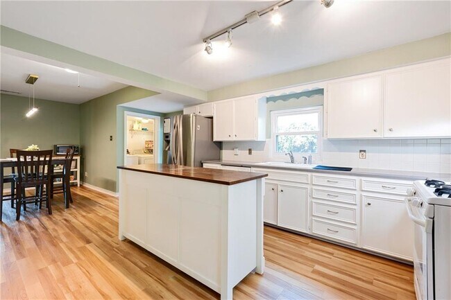 Foto del edificio - 7815 Hardy Dr