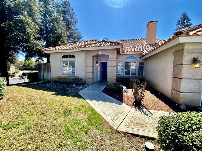 Foto del edificio - Make yourself at home in this delightful Bakersfield Single-family home, with 3 bedrooms + studio...