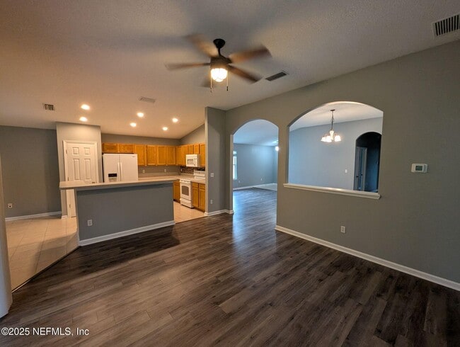 Building Photo - 712 N Edenbridge Way