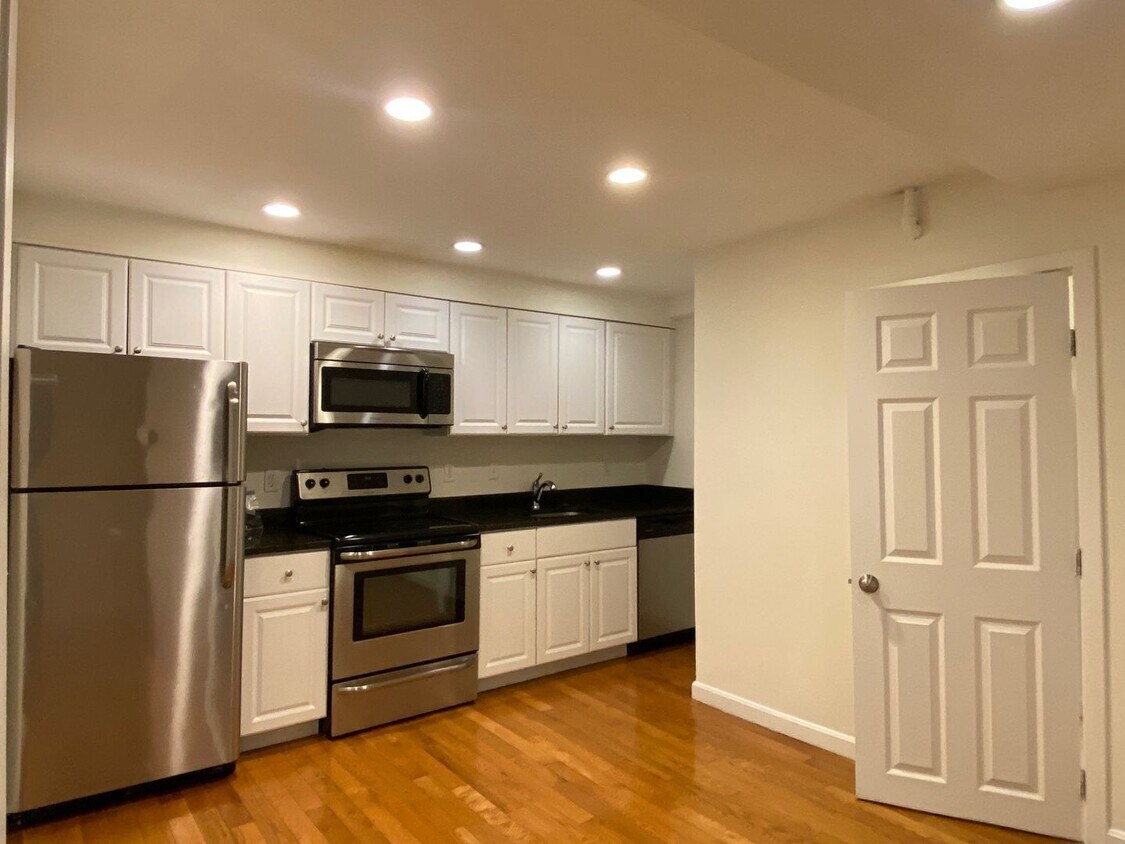 Primary Photo - Nicely renovated 3 bed 2 bath unit in a pr...