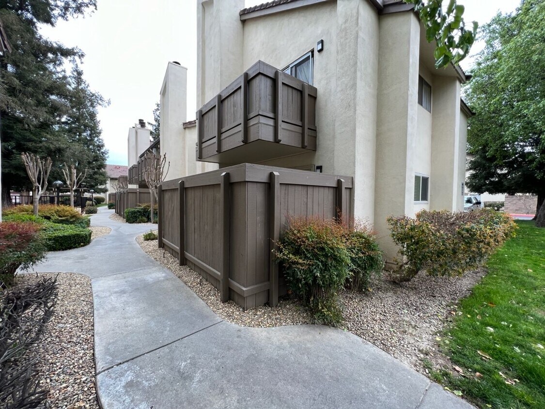 Updated one bedroom condo located in a gat... House Rental in Modesto