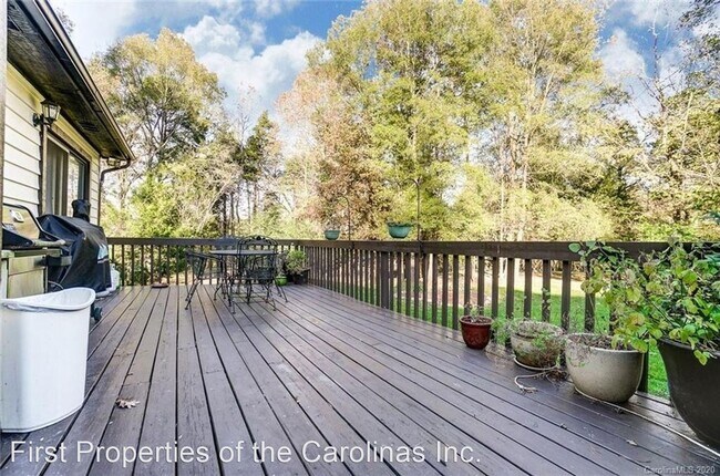Building Photo - 3 br, 2 bath House - 9315 Rainbow Forest Dr.