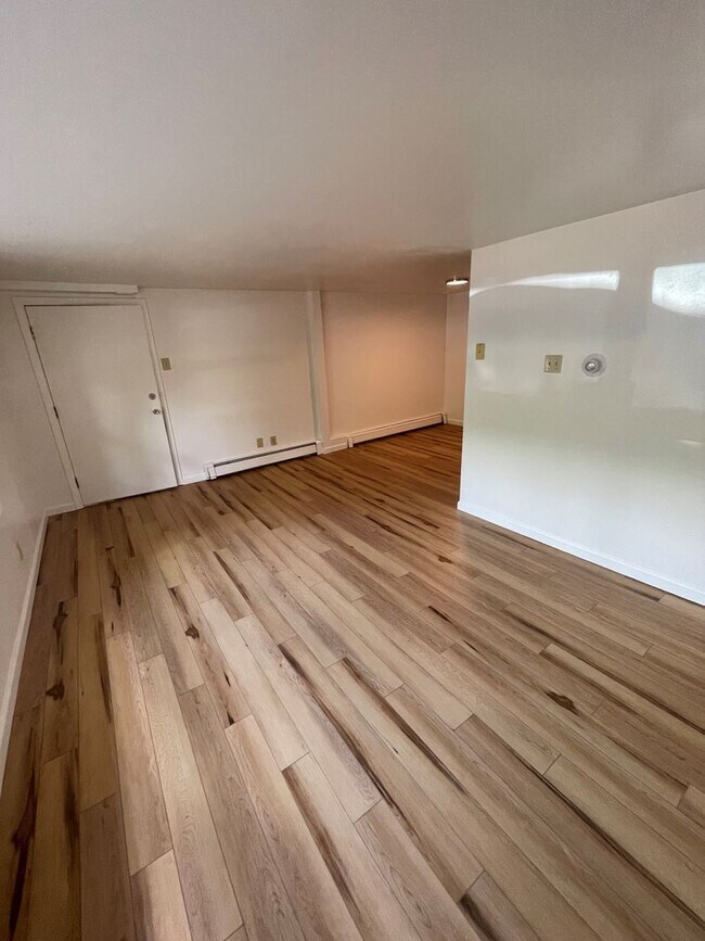 Building Photo - 709 Cowdin