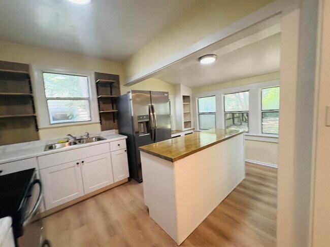 Building Photo - 412 E Magnolia Dr