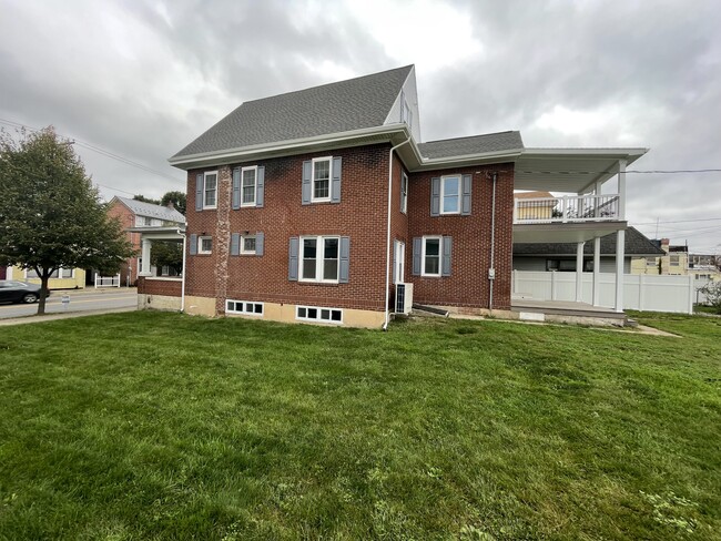 Big front porch, patio and Balcony - 260 Union St