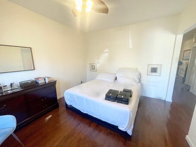 Building Photo - 704 Ave E