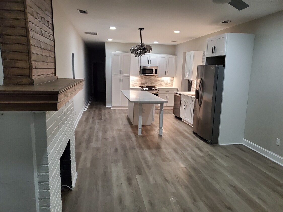 Building Photo - 916 Hill St SE