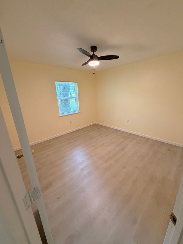 Building Photo - 305 W Country Club Dr