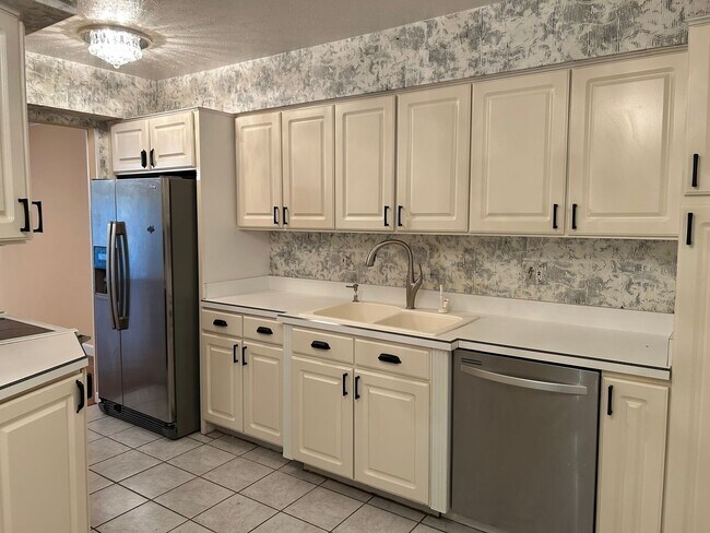 Foto del edificio - 3 Bedroom Condo with Full Finished Basement for Rent