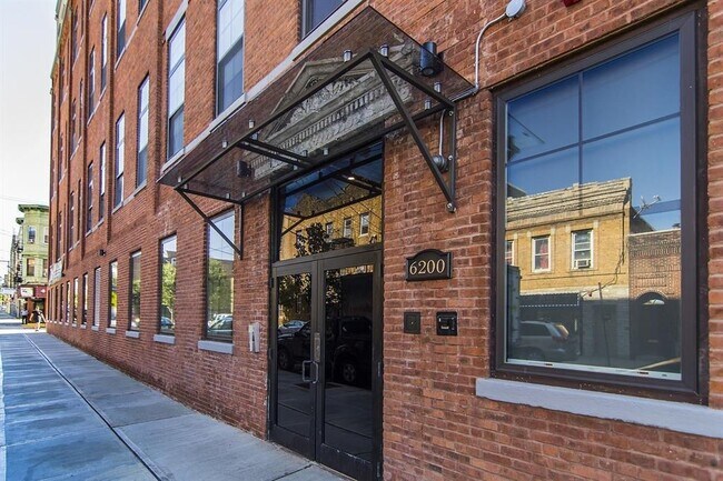 Foto del edificio - 6200 Hudson Ave