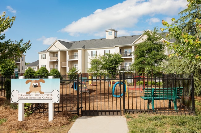 Building Photo - Clemmons Town Center