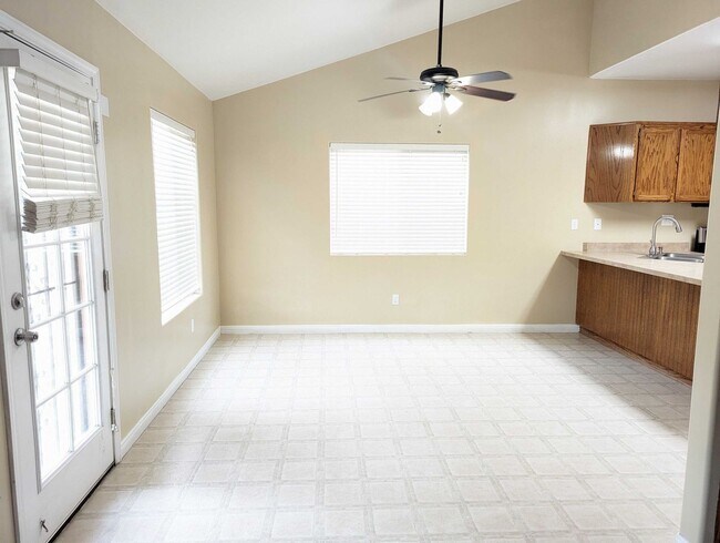 Building Photo - Comfortable Home in East Bakersfield