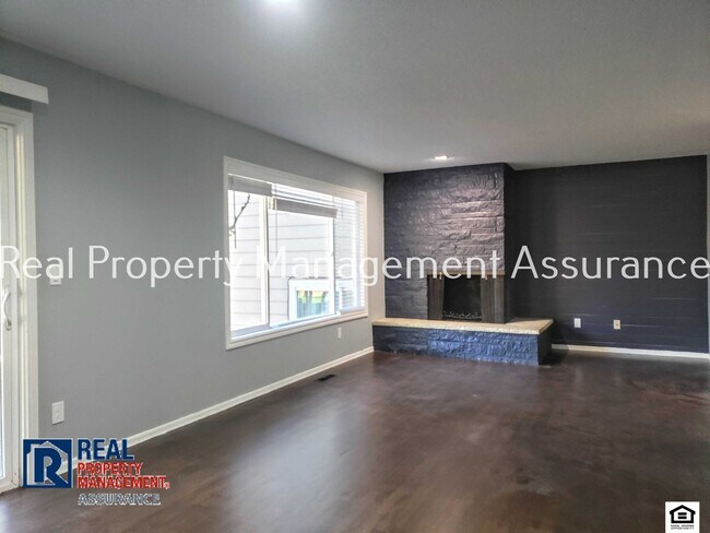 Building Photo - PRICE REDUCED! $500 Discount on 1st mo ren...