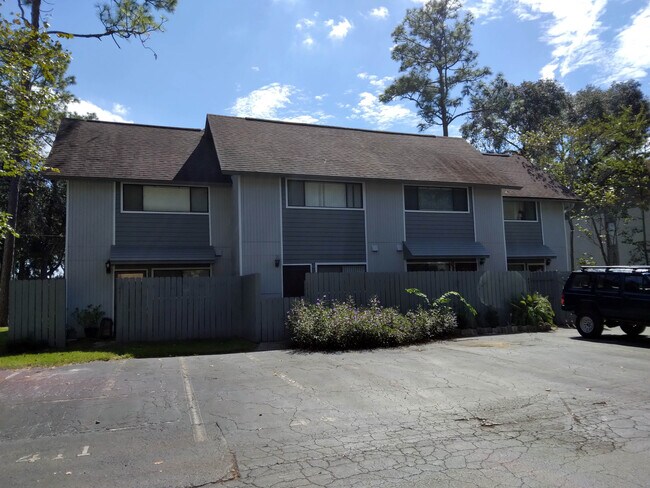 Entrada privada con porche vallado. - 4415 NW 41st Plz