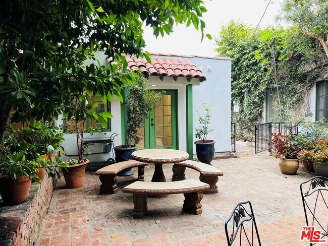 Foto del edificio - 10563 Wellworth Ave