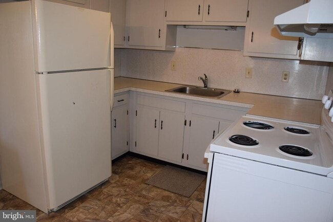 Building Photo - 3872 Shadywood Dr