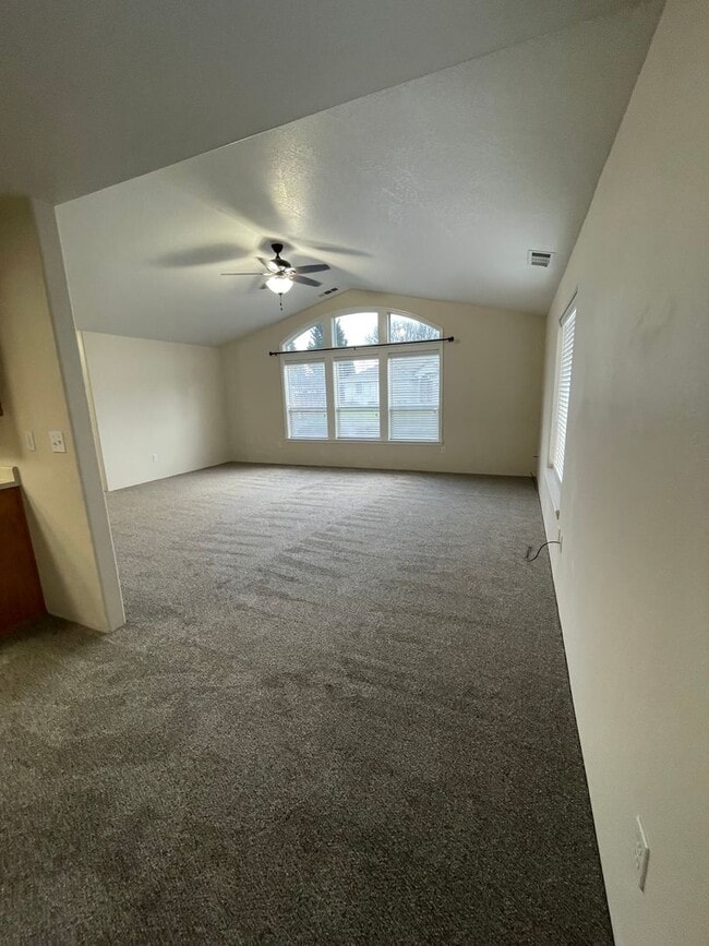 Foto del edificio - ***Processing Applicant***Spacious 3 bedroom, 2 bathroom home- CENTRAL POINT!