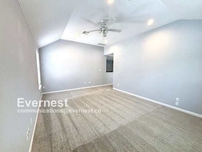 Building Photo - 4-Bedroom Home with Modern Amenities and C...