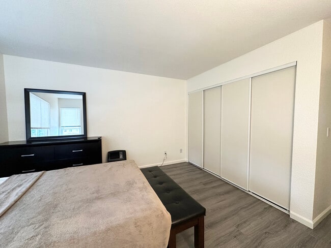 Building Photo - 1960 Grande Cir