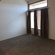 Building Photo - 919 S Garden Dr