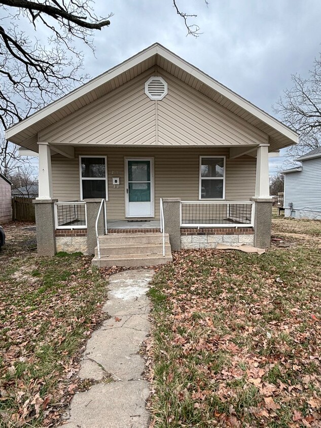 Foto principal - Updated 3 bed/1 bath home! With a 1 car ga...