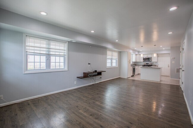 Foto del edificio - Lovely 3 BR/2.5 BA End Unit Townhome in Deanwood!