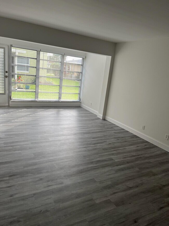 Building Photo - 2500 Juniper Dr