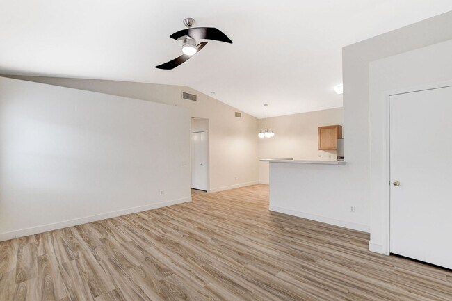 Foto del edificio - GATED 2 BED CONDO IN PECCOLE RANCH FOR RENT