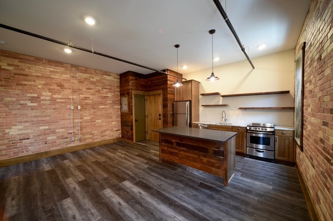 Building Photo - 824 Bridge St NW