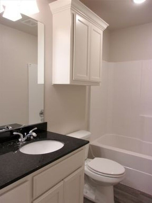 Foto del edificio - 3 Bed 2 Bath 2 Car Duplex in Chisholm Creek NW OKC